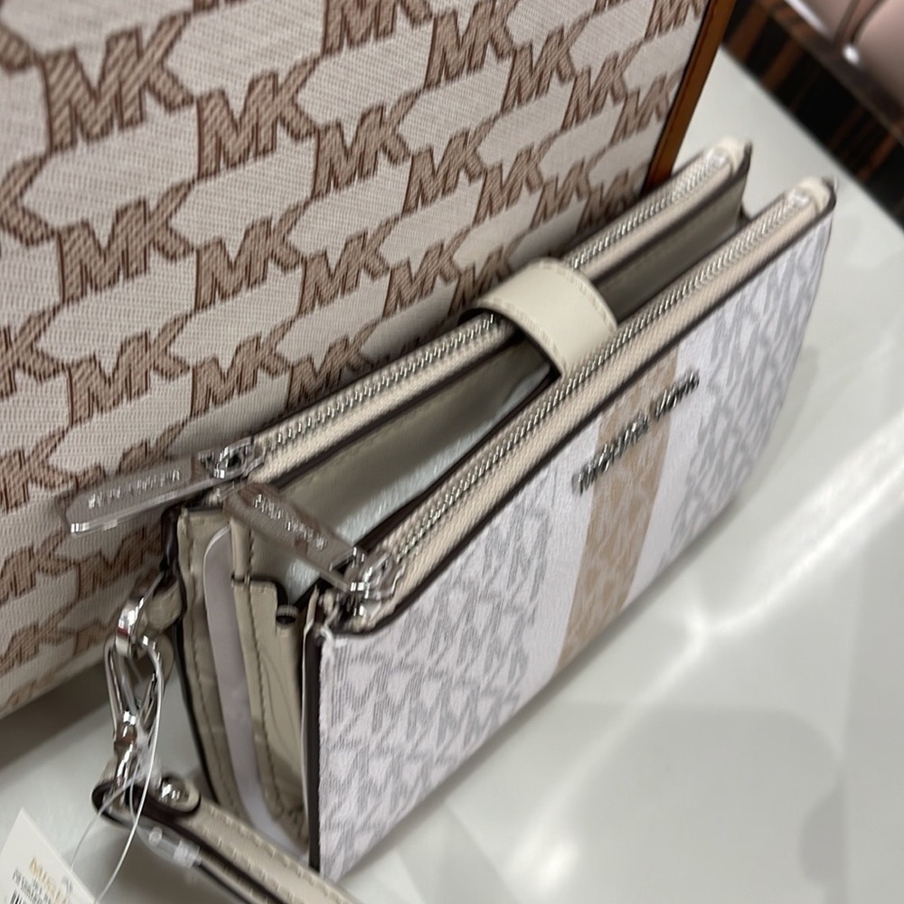 MICHAEL KORS LARGE DOUBLE ZIP WRISTLET
Light Sand Multi - Picture 13 of 16